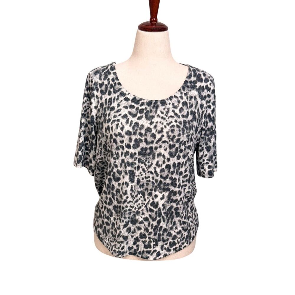 Chico's animal print top short sleeve scoop neck black gray white Sz 1 US M